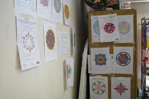 Mandalas pintados por residentes